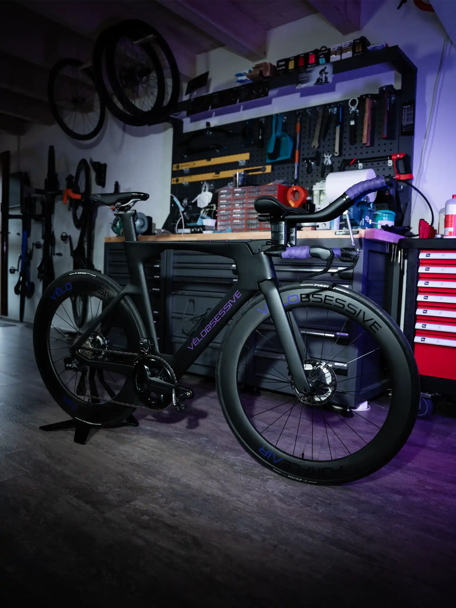 Custom road bike at the Vélobsessive studio