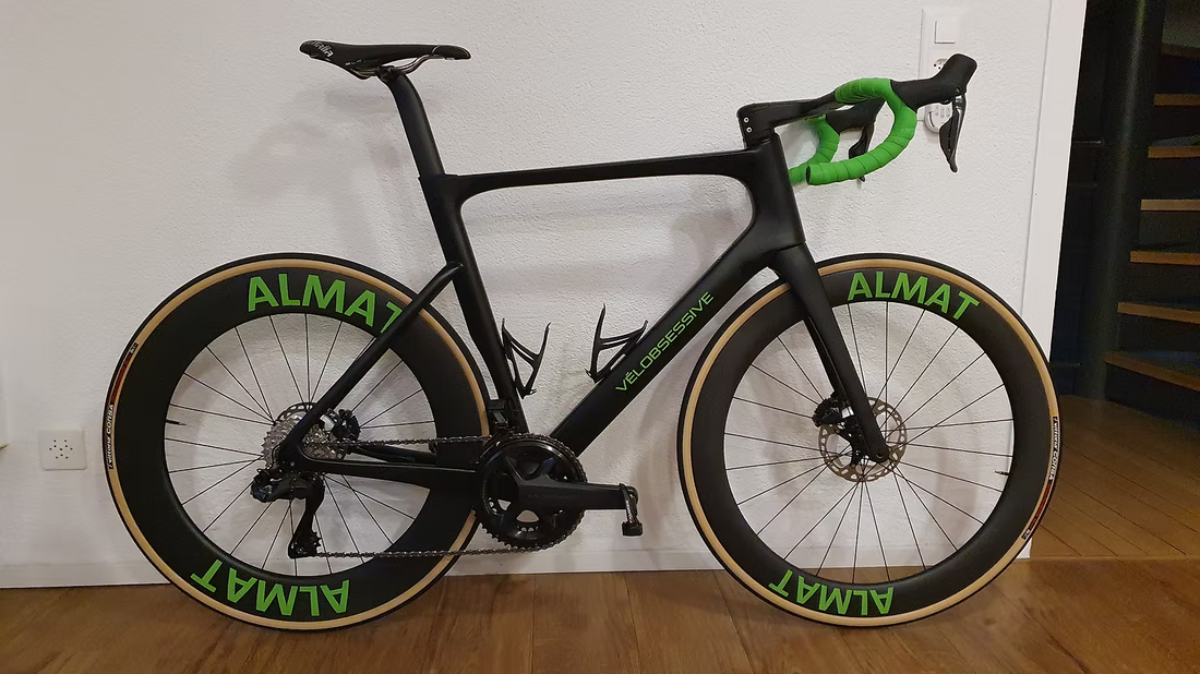 Custom-designed Vélobsessive road bike in company branding